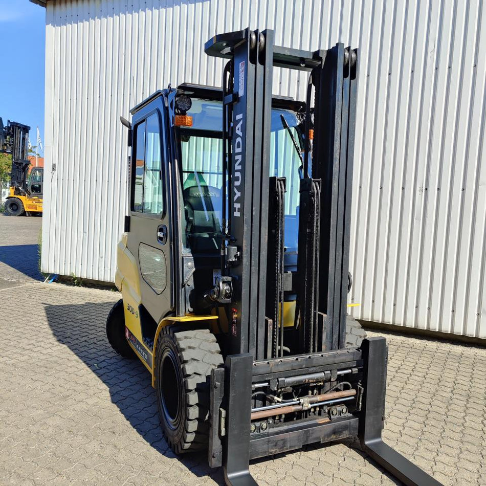 Hyundai 30D-9