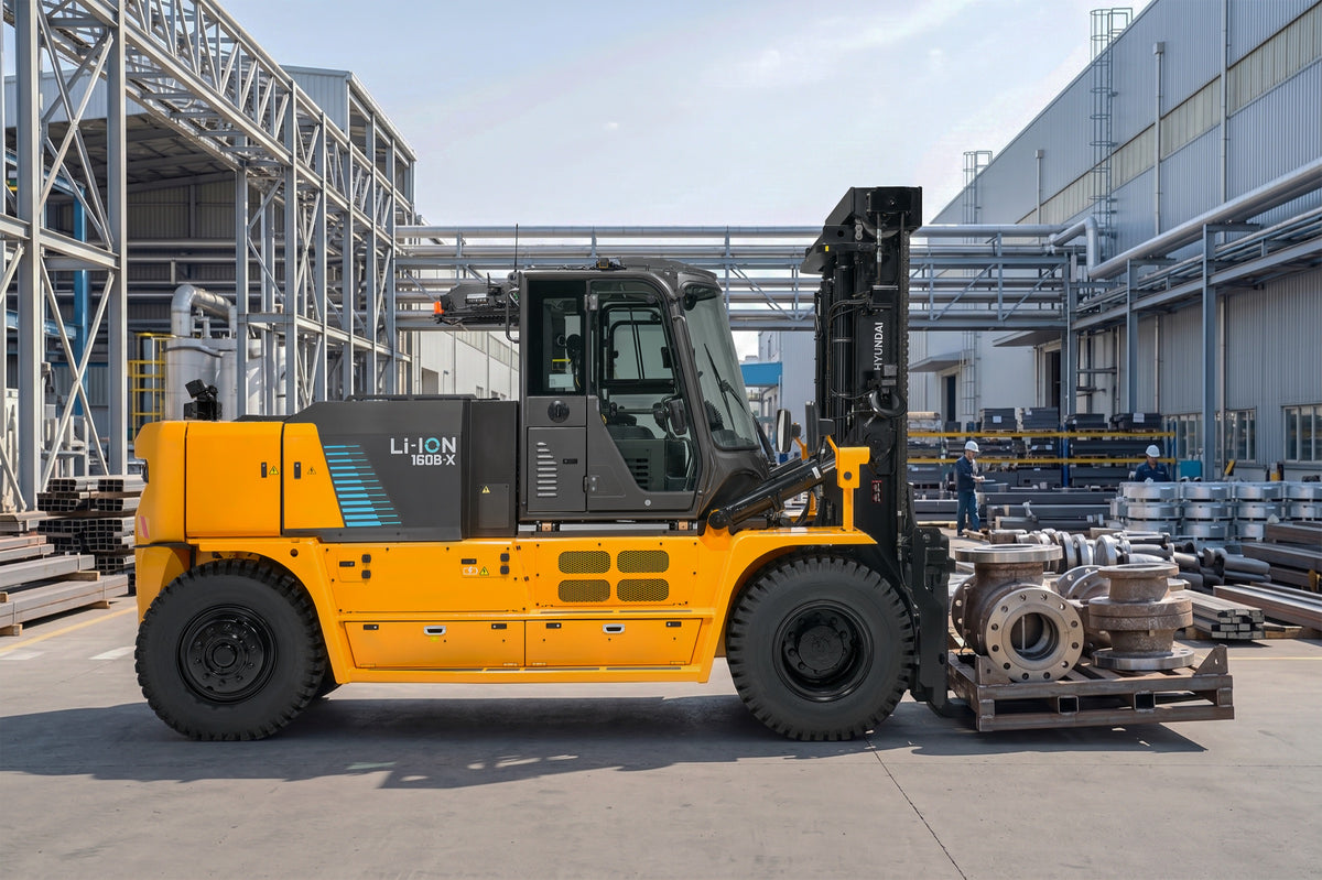 Hyundai 160B-X el-gaffeltruck løfter et emne i en produktionshal